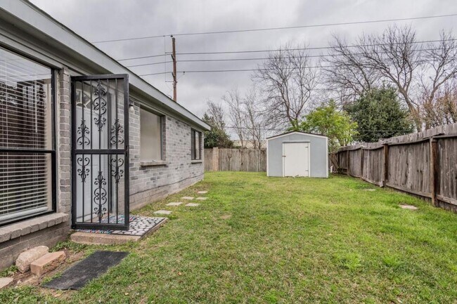Building Photo - 10418 N Pagewick