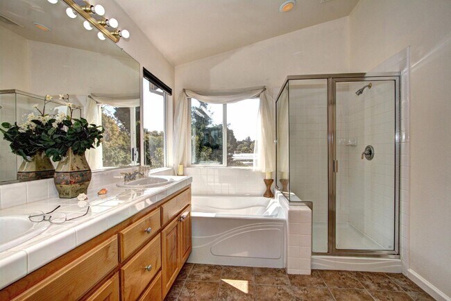 Master bathroom - 928 Baines St