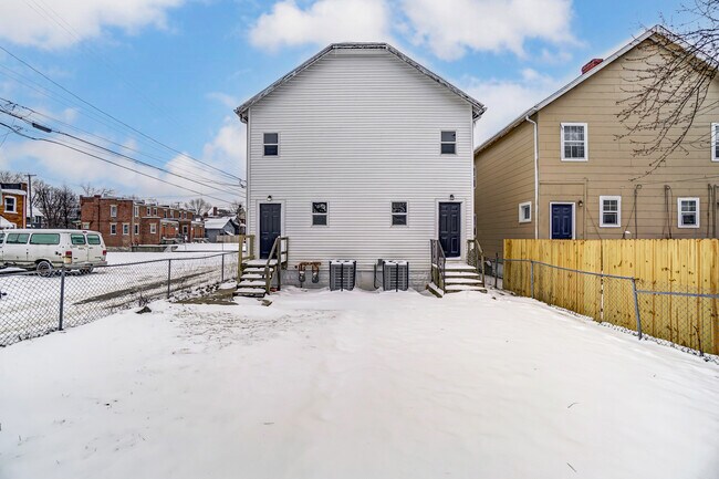 Building Photo - 1081 S Champion Ave