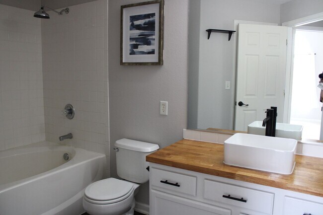 Building Photo - Low-Maintenance Luxury with Community Perks