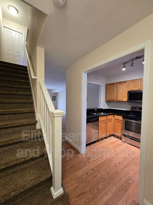 Building Photo - 1207 Green Oaks Ln