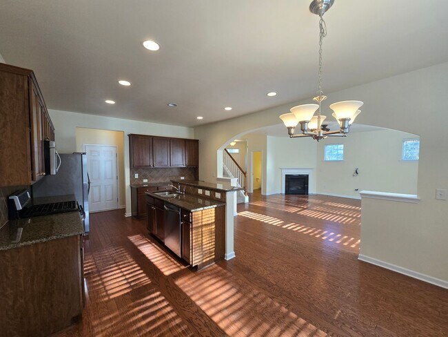 Building Photo - Bright & Beautiful Carriage House with Flexible 4-Bedroom Layout!
