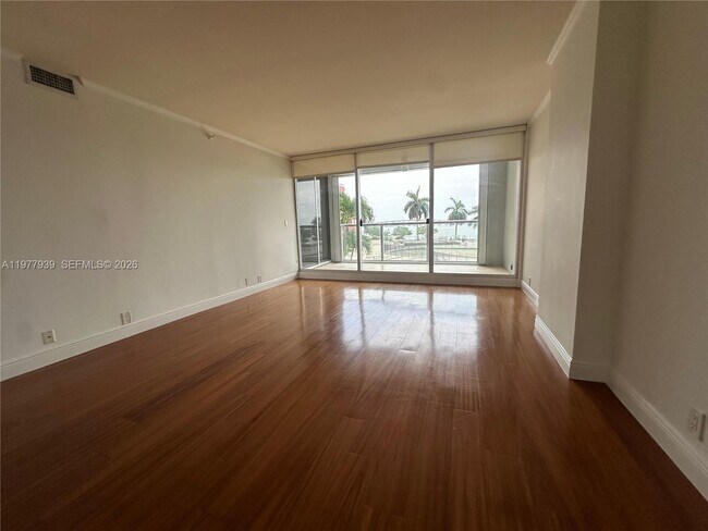 Building Photo - 1541 Brickell Ave