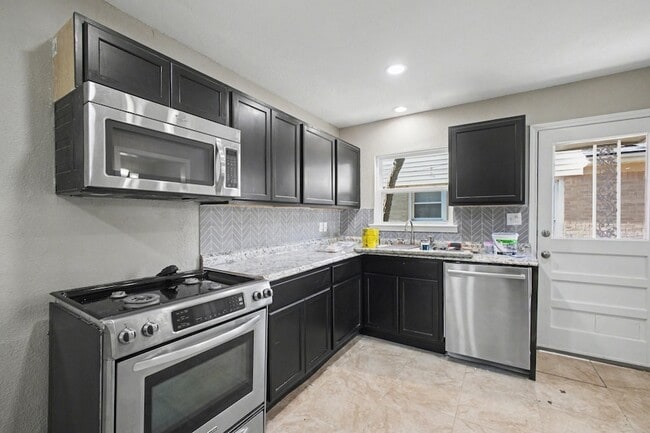 Building Photo - 2319 Glengariff Dr