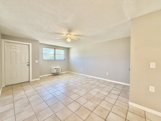 Building Photo - 3401 Palm Dr