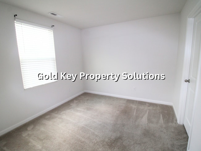 Building Photo - 9739 Oak Grove Dr