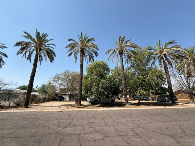 Building Photo - 2206 W Vista Ave