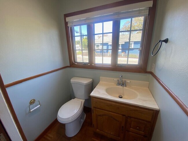 Building Photo - Inviting Pacific Grove Home!