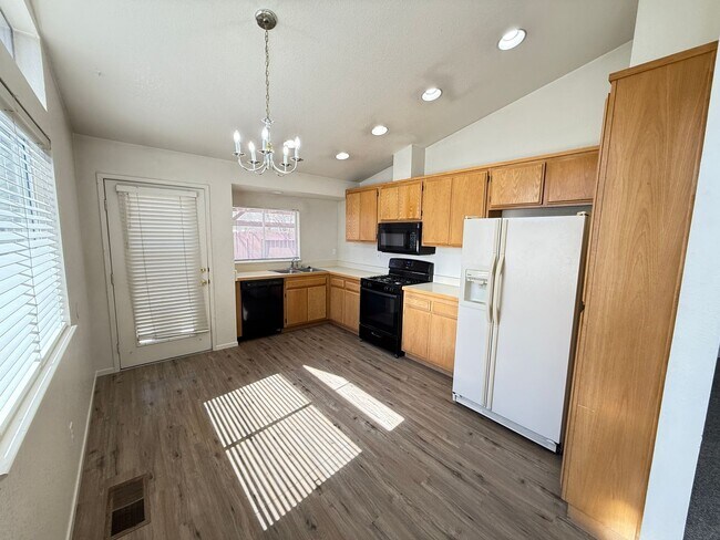 Building Photo - 3 bedroom, 2 bath home