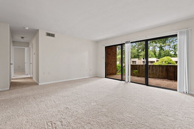 Building Photo - Bolinwood condo available May 1!  ! 3 beds, 2 baths in GREAT location in Chapel Hill!
