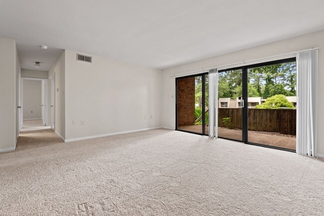 Building Photo - Bolinwood condo available mid-June!! 3 beds, 2 baths in GREAT location in Chapel Hill!