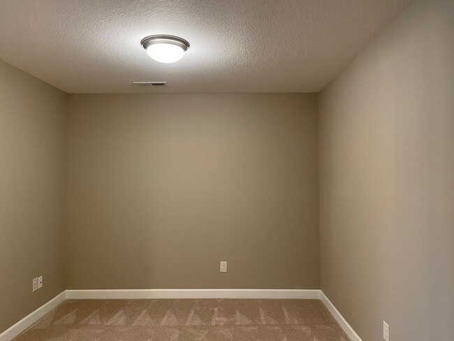 Building Photo - LUXURY 4 BD TOWNHOME! GATED PARKER VILLAGE...