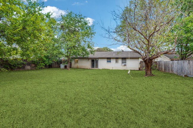 Building Photo - 404 Darlene Ln