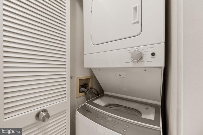 Building Photo - 6111 Wigmore Ln