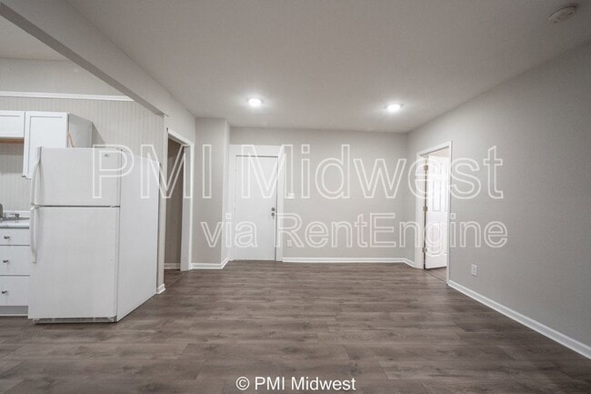 Building Photo - 5037 E 10th St