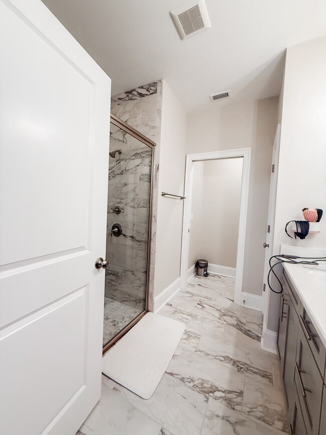 Building Photo - 5742 Vlg Rdg Ln