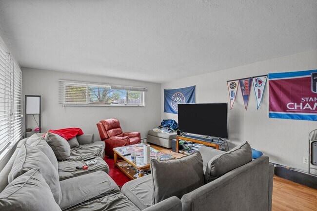 Building Photo - Gorgeous Three Bedroom home  in Sunnyside!