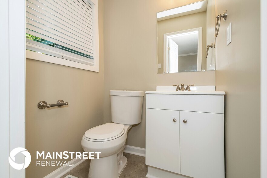 Building Photo - 1309 Lake Ln NE