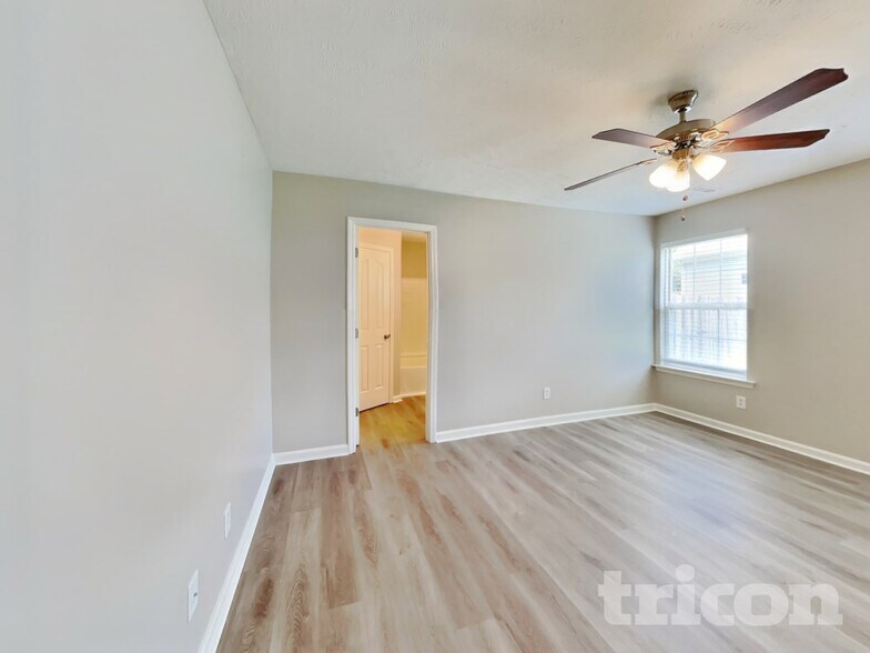 Building Photo - 2121 Montgomery Ln