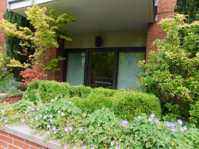 Building Photo - Fall Special $300 Off First Full Mo.-Beaut...