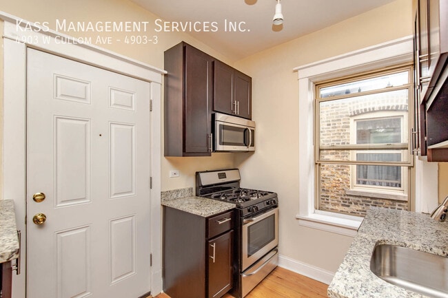 Building Photo - Beautiful Portage Park 2 bed - Heat Includ...