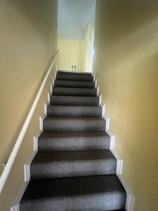 Building Photo - 704 W 4th St