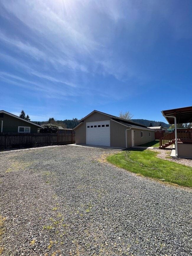 Building Photo - 3-Bedroom 2-Bathroom home with HUGE Shop in Cedar Flats