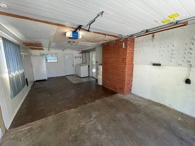 Building Photo - Pet Friendly 3 Bedroom with Spacious Yard!