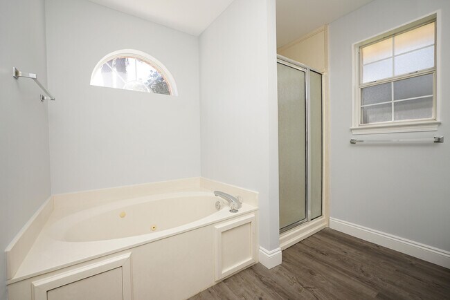 Building Photo - 4552 Knollwood Ln