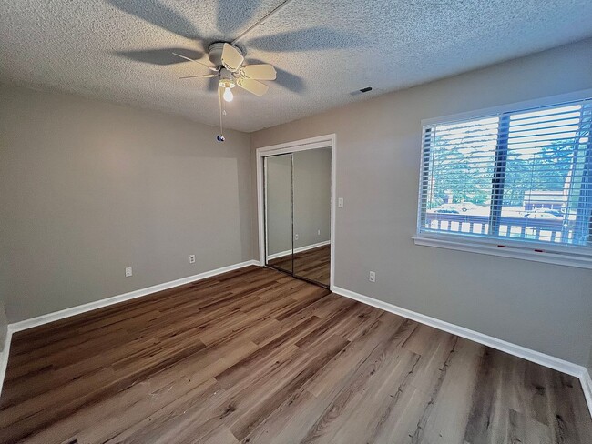 Building Photo - Gorgeous Condo right off Shore Dr, a stree...