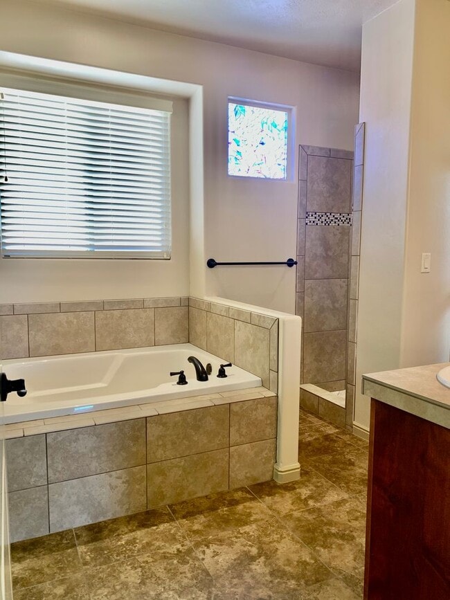 Building Photo - Lovely Home with RV parking in Sky Ridge