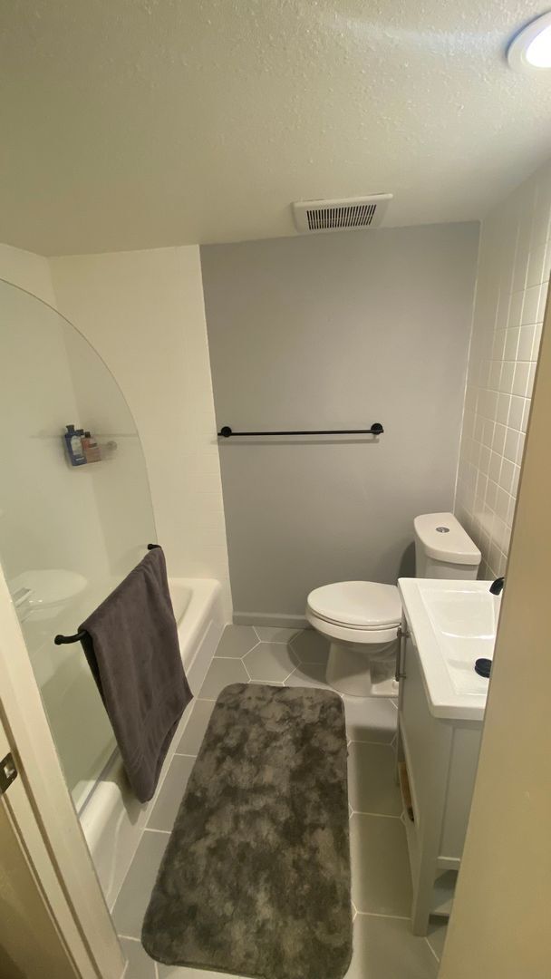 Building Photo - 2 Bedroom 1 Bath - Blocks from Pearl Street and Downtown