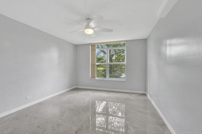 Building Photo - 3750 Inverrary Dr
