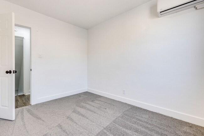 Building Photo - 826 E Warrington Ave