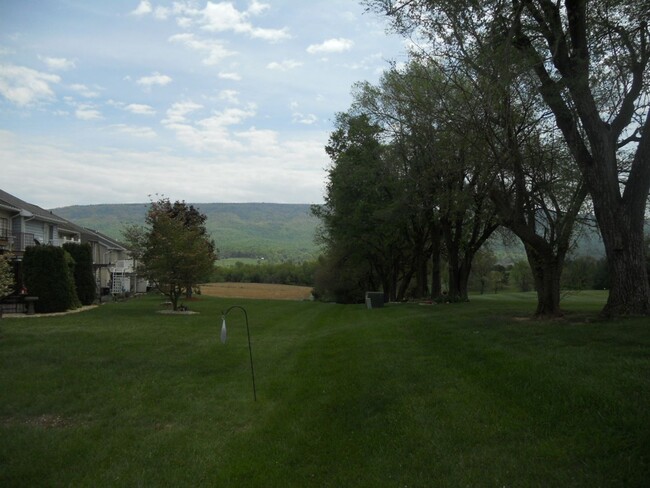 Building Photo - 2 BR Townhouse on the Golf Course