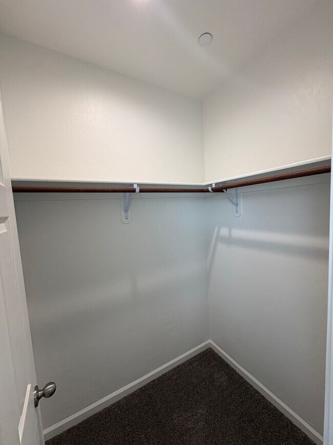Building Photo - NW Visalia Home For Rent! Close to sports park & shopping centers!