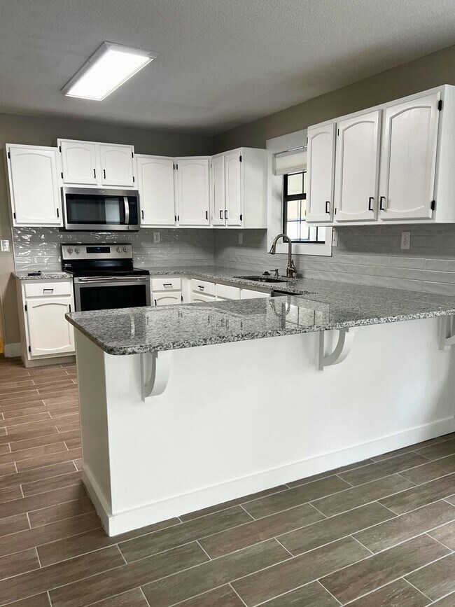 Building Photo - Spacious 4 Bedroom Home with Flex Room & S...