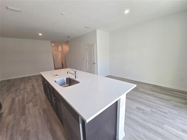 Building Photo - 737 W Oak Dr