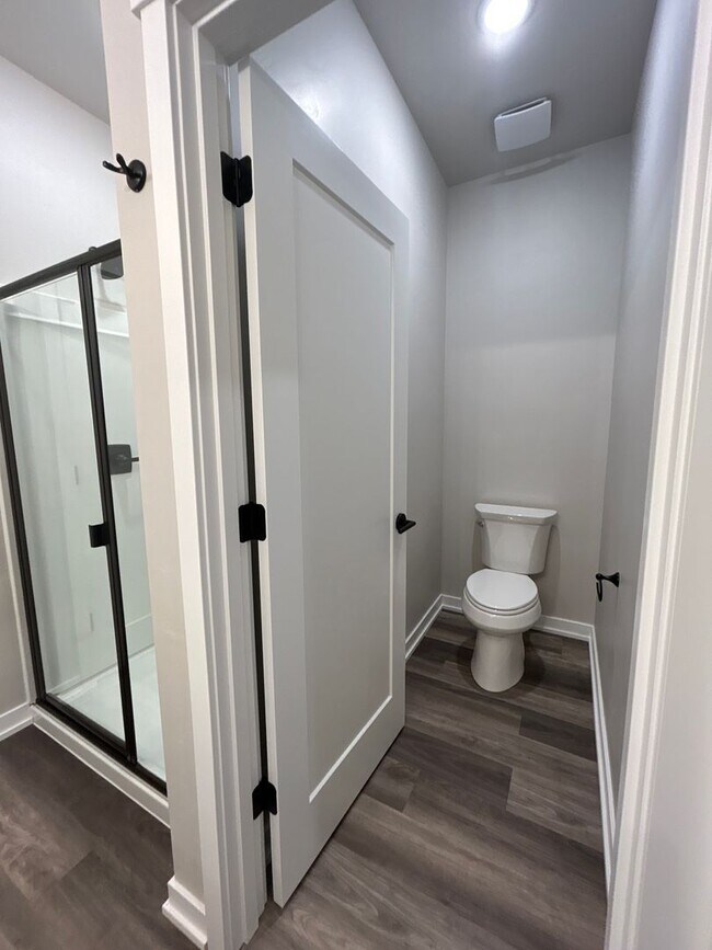 Building Photo - Stylish 2BR + Office Duplex in SE Bend – Garage & Smart Home Perks