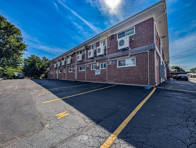 Building Photo - 724 N Western Ave