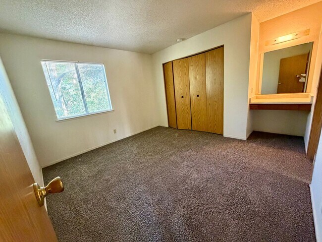 Building Photo - 1717 Bramble Pl