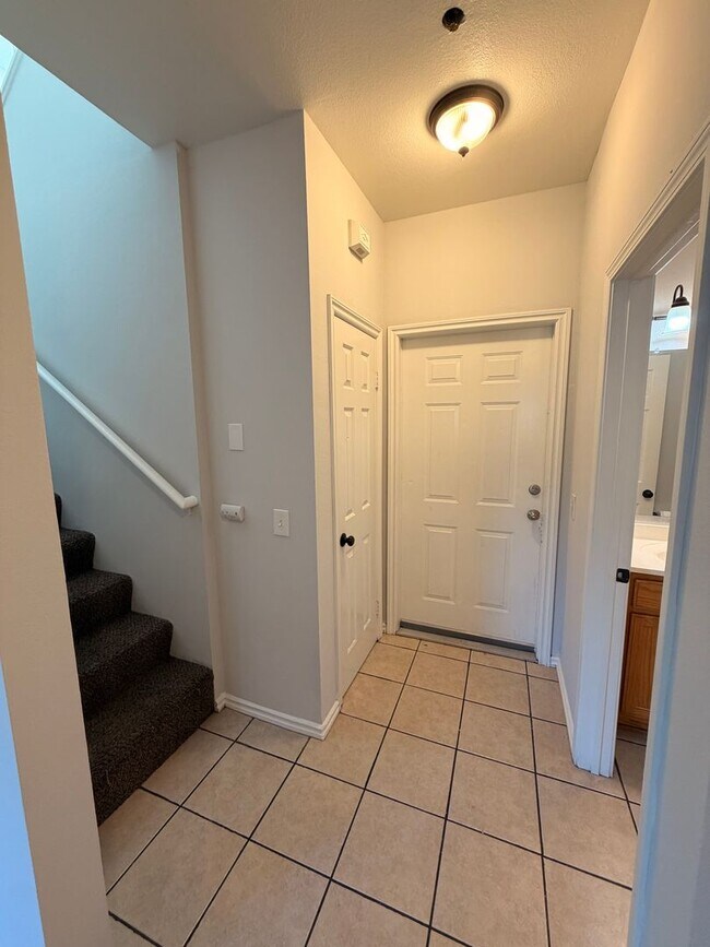 Building Photo - Spacious 3 bedroom w/ attached 2 Car Garage For Rent!