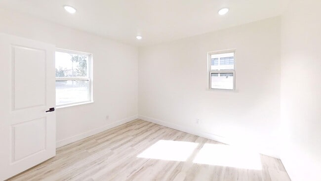 Building Photo - 1129 W 14th St