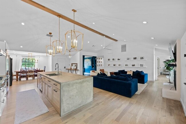 Building Photo - 8307 Spring Valley Dr