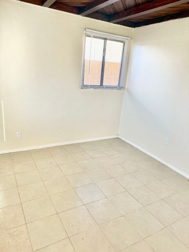 Building Photo - 1 Bedroom with Den Available Now