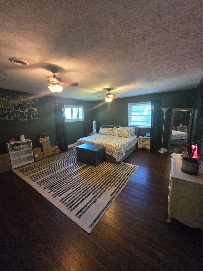 Building Photo - This charming 3-bedroom, 2-bathroom home o...