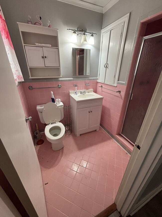 Building Photo - Beautiful 3 Bedroom Broadmoor Home