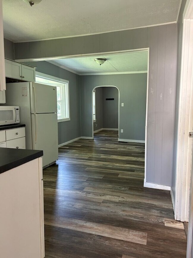 Building Photo - 3 Bedroom, 1 Bath Cape Cod Home w/Detached...