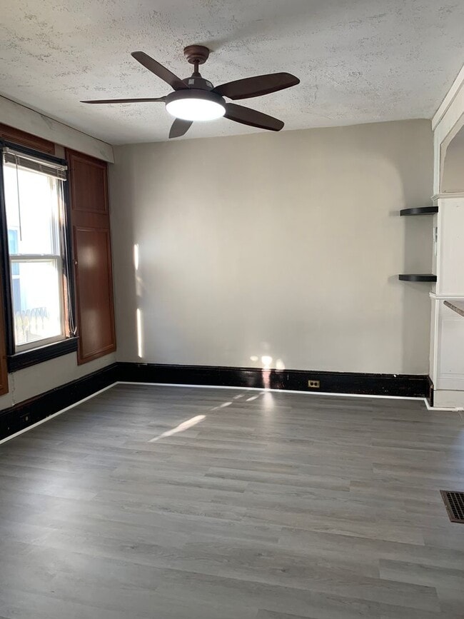 Building Photo - Spacious single family home with 3 beds/2 ...