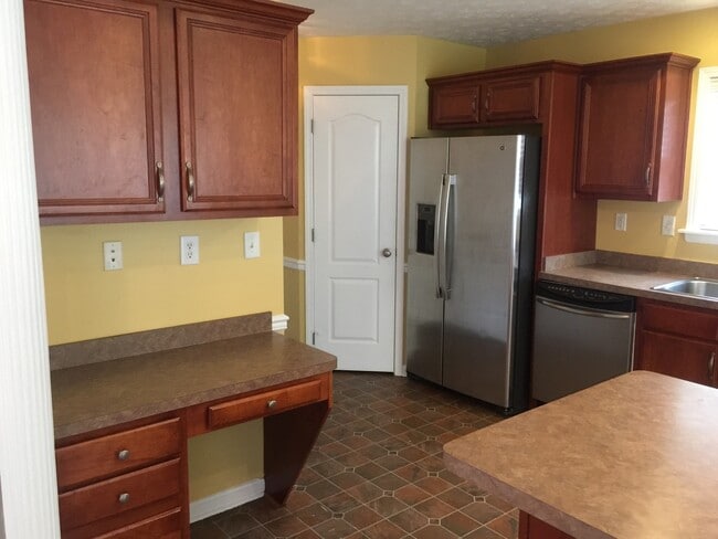 Building Photo - Wonderful 3 bed, 2.5 Bath home with back yard!